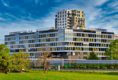 První uhlíkově neutrální kancelářská budova na Slovensku - BRATISLAVA, 7. února 2023 - První slovenská kancelářská budova s neutrální uhlíkovou stopou. Je jí bratislavská budova Einpark Offices, která získala prestižní certifikát LEED Zero Carbon. Projekt developerské společnosti CORWIN uspěl po více než ročním přísném vykazování a vyhodnocování mnoha parametrů a statistik souvisejících nejen s provozem budovy, ale i s činností jejích nájemců. A některé z údajů ukazují, že právě volba například formy dopravy lidí do práce hraje klíčovou roli v uhlíkové stopě budov, v nichž pracují.